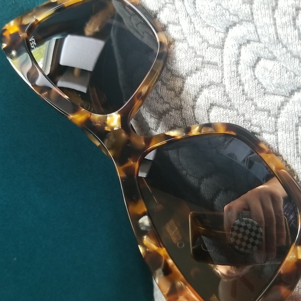 I-SEA Tortoise Shell Sunglasses - Picture 4 of 14